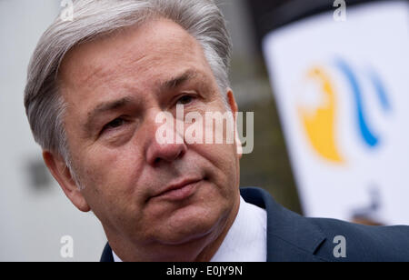 Berlin-Lichterfelde, Deutschland. 15. Mai 2014. Bürgermeister von Berlin Klaus Wowereit stellt während der erste Spatenstich für den Vattenfall Heizkraftwerk in Berlin-Lichterfelde, Deutschland, 15. Mai 2014. Foto: DANIEL NAUPOLD/Dpa/Alamy Live News Stockfoto