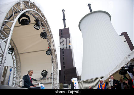 Berlin-Lichterfelde, Deutschland. 15. Mai 2014. Bürgermeister von Berlin Klaus Wowereit spricht während der Spatenstich für den Vattenfall Heizkraftwerk in Berlin-Lichterfelde, Deutschland, 15. Mai 2014. Foto: DANIEL NAUPOLD/Dpa/Alamy Live News Stockfoto