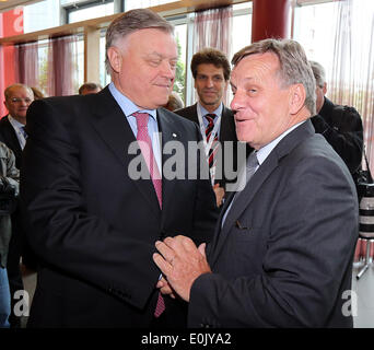 Berlin, Deutschland. 15. Mai 2014. Präsident der staatlichen russischen Eisenbahngesellschaft, Vladimir Yakunin, schüttelt Hände mit der Vorstandsvorsitzende des Flughafens Berlin Brandenburg Hartmut Mehdorn (R) auf der Europa-Konferenz des Deutsch-Russischen Forums in Berlin, Deutschland, 15. Mai 2014. Die Konferenz findet statt bis 16. Mai 2014. Foto: WOLFGANG KUMM/Dpa/Alamy Live News Stockfoto