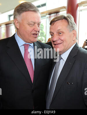 Berlin, Deutschland. 15. Mai 2014. Präsident der staatlichen russischen Eisenbahngesellschaft, Vladimir Yakunin, posiert mit der Vorstandsvorsitzende des Flughafens Berlin Brandenburg Hartmut Mehdorn (R) auf der Europa-Konferenz des Deutsch-Russischen Forums in Berlin, Deutschland, 15. Mai 2014. Die Konferenz findet statt bis 16. Mai 2014. Foto: WOLFGANG KUMM/Dpa/Alamy Live News Stockfoto