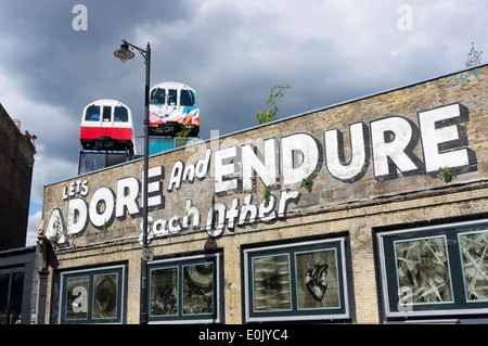 "Lets Adore und ertragen einander" Graffiti Great Eastern Street, London. Stockfoto