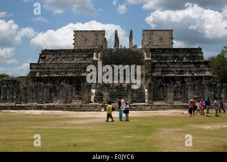 Menschen Sie einen wilden Winkel von Chichén Itzá Tempel in Tulum Mexiko Stockfoto