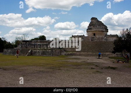 Menschen Sie einen wilden Winkel von Chichén Itzá Tempel in Tulum Mexiko Stockfoto