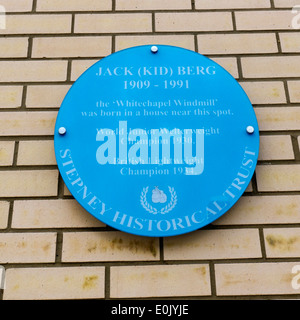 Gedenktafel in Cable Street, East London, zeichnet die Geburtsstätte des Boxers Jack (Kid) Berg, die Whitechapel Windmühle Stockfoto