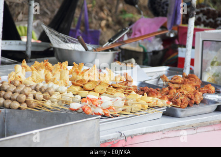 Verschiedene Thai Street Food am Markt im freien close-up Stockfoto