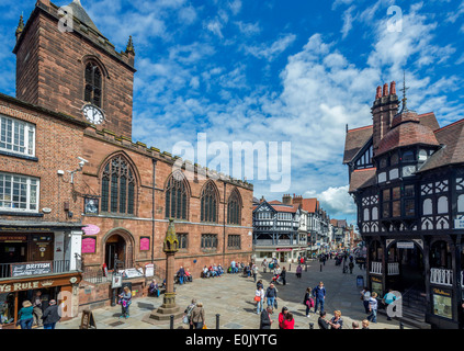 Chester Kreuz im Zentrum von Chester Suche entlang Eastgate Street. Stockfoto