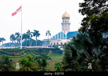 Istana Alam Shah, ehemalige Residenz des ehemaligen Sultan von Selangor Kuala Lumpur. Verschwommen aus der Waldbrände in Indonesien. Stockfoto