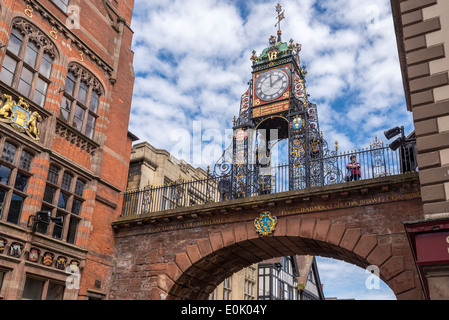 Die Uhr-Brücke im Zentrum von Chester. Stockfoto