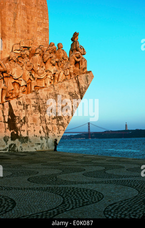 Denkmal der Entdeckungen (Padrão Dos Descobrimentos) und 25. April Brücke bei Sonnenuntergang Belem von Lissabon Portugal Westeuropa Stockfoto