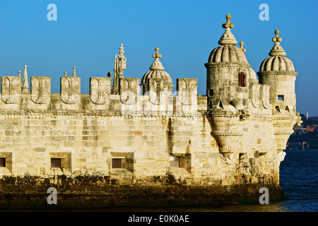 Dämmerung Licht auf die Mauren beeinflusst Wachtürme des Torre de Belem UNESCO Welt Kulturerbe Standort Lissabon Portugal Westeuropa Stockfoto