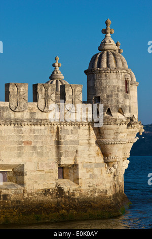 Dämmerung Licht auf die Mauren beeinflusst Wachtürme des Torre de Belem UNESCO Welt Kulturerbe Standort Lissabon Portugal Westeuropa Stockfoto