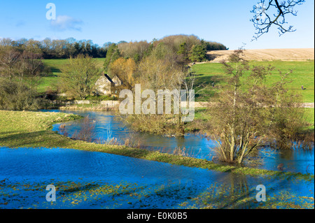 Überfluteten Felder als River Windrush traten seine Ufer nach starkem Regen in der Nähe von Burford in Cotswolds, Oxfordshire, Vereinigtes Königreich Stockfoto