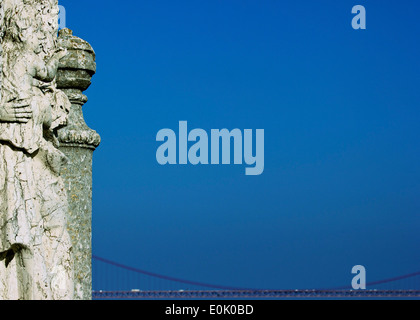 Statue der Muttergottes der sichere Heimkehr mit am 25. April im Fokus Brücke im Hintergrund Torre De Belem von Lissabon Portugal Europa Stockfoto