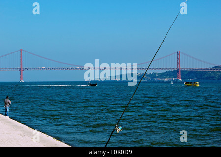 Fluss Tajo (Tejo) Panorama mit einem Fischer Boote und 25. April Brücke Lissabon Portugal Westeuropa Stockfoto