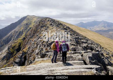 Zwei Wanderer auf Carnedd Moel Siabod Mountain Top North Ridge mit Blick auf die Gipfel der Berge von Snowdonia National Park (Eryri) North Wales UK Großbritannien Stockfoto