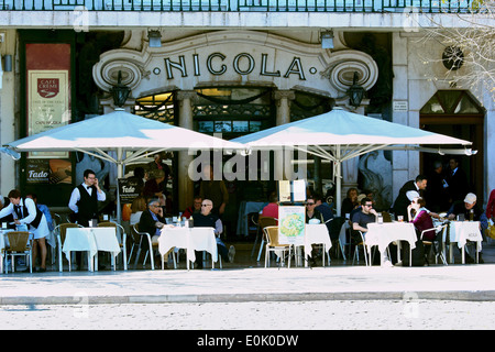 Alfresco Café-Kultur in belebten Art Deco Nicola am Rossio-Platz (Praça Dom Pedro 1V) Lissabon Portugal Westeuropa Stockfoto