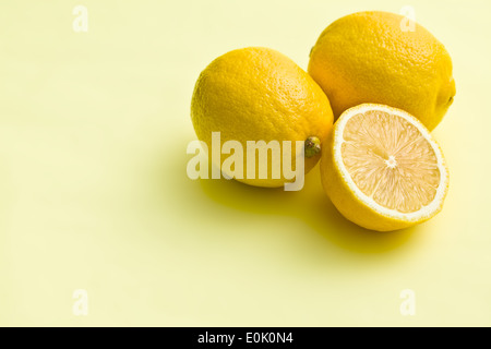 frische Zitrone auf gelbem Hintergrund Stockfoto
