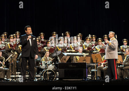 14. Mai 2014 - Sofia, Bulgarien - Iosif Kobzon und dem MDV akademische Ensemble in spektakulären Show in Sofia am 14. Mai 2014 durchgeführt. Sie wurde für ihren Beitrag zur Entwicklung der russisch-bulgarischen Kulturbeziehungen '' Saint Sofia'' ausgezeichnet. (Joseph) Iosif Kobzon ist eine legendäre russische Crooner, die als '' die offizielle Stimme der Sowjetunion"ausgezeichnet. Die MVD akademische Ensemble oder Red Army Choir des Ministeriums für innere Angelegenheiten der Russischen Föderation, ist unter der Regie von Generalmajor Viktor Eliseev '' "künstlerischer Leiter und Chefdirigent. (Kredit-Bild: © Hristo Vladev/N Stockfoto