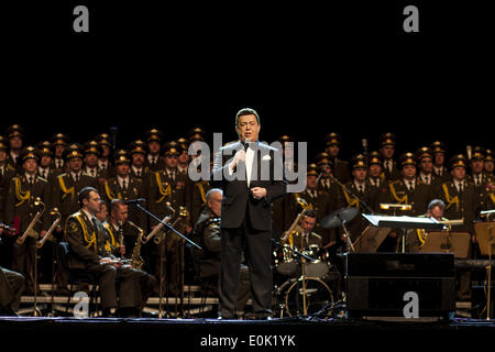 14. Mai 2014 - Sofia, Bulgarien - Iosif Kobzon und dem MDV akademische Ensemble in spektakulären Show in Sofia am 14. Mai 2014 durchgeführt. Sie wurde für ihren Beitrag zur Entwicklung der russisch-bulgarischen Kulturbeziehungen '' Saint Sofia'' ausgezeichnet. (Joseph) Iosif Kobzon ist eine legendäre russische Crooner, die als '' die offizielle Stimme der Sowjetunion"ausgezeichnet. Die MVD akademische Ensemble oder Red Army Choir des Ministeriums für innere Angelegenheiten der Russischen Föderation, ist unter der Regie von Generalmajor Viktor Eliseev '' "künstlerischer Leiter und Chefdirigent. (Kredit-Bild: © Hristo Vladev/N Stockfoto