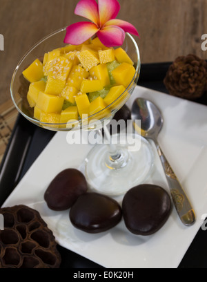 Klebreis mit Mangos Stockfoto