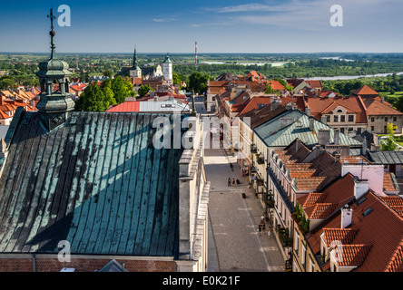 Opatowska Straße in der Altstadt von Sandomierz, Blick vom Opatow Tor, Malopolska aka Region Kleinpolen, Polen Stockfoto