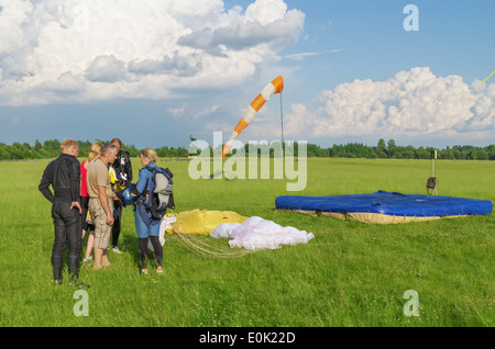 Eines Tages mit Fallschirmspringer in Flugplatz. Fallschirmspringer nach der Landung. Stockfoto