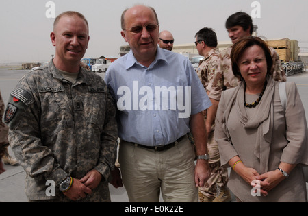 Sgt. 1st Class Randall Jackson, 16. Mobile Public Affairs Abteilung posiert mit litauischen Ministerpräsidenten Andrius Kubilius Stockfoto