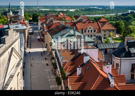 Opatowska Straße in der Altstadt von Sandomierz, Blick vom Opatow Tor, Malopolska aka Region Kleinpolen, Polen Stockfoto