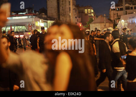 15. Mai 2014 - Istanbul, Türkei - dauert ein türkische paar ein Foto von sich mit der türkischen Polizisten im Hintergrund am Taksim Platz während einer Protestaktion gegen die Bergbau-Katastrophe in Soma, Türkei, die am 15. Mai 2014 mehr als 245 türkische Menschen getötet worden. Erklärte die Türkei drei Tage der Trauer am 14. Mai, als die Zahl der Todesopfer durch des Landes schlimmste Bergbau Katastrophe in mehr als zwei Jahrzehnten erreichte mehr als 245, mit Ängsten, die die Zahl viel höher klettern konnte. Stockfoto