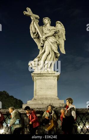 Rom, Italien. 26. April 2014. die Leute kommen, um via della Conciliazione © Simone Bergamaschi/NurPhoto/ZUMAPRESS.com/Alamy Live News Stockfoto