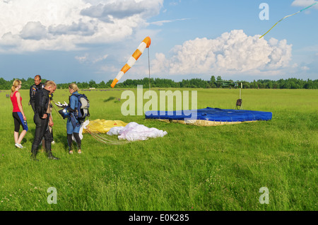 Eines Tages mit Fallschirmspringer in Flugplatz. Fallschirmspringer nach der Landung. Stockfoto