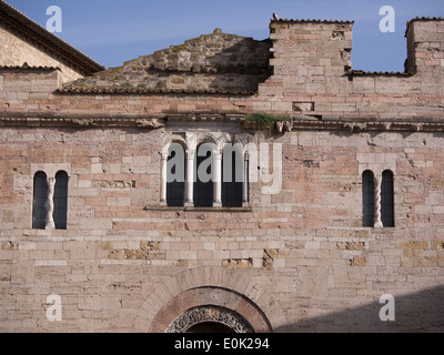 Bevagna, Umbrien, Italien; Detail der Fassade von der romanischen Kirche San Silvestro in Piazza Silvestri Stockfoto