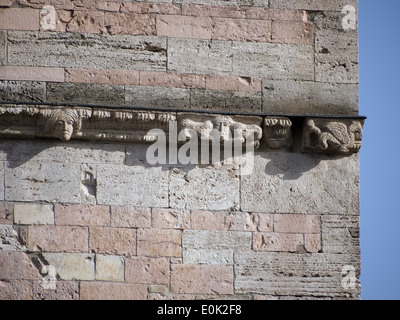 Bevagna, Umbrien, Italien; Detail der Fassade von der romanischen Kirche San Silvestro in Piazza Silvestri Stockfoto