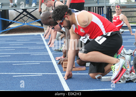 Marine-Veteran CPL. Manuel Jimenez von New Britain, Connecticut, reiht sich an der Startlinie von der von der 100m-Oberkörper-Disabilit Stockfoto