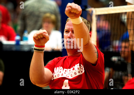 Gunnery Sergeant Bryce R. Keene, Winter Park, Florida, der gebürtige feiert nach den Ball für einen Punkt während einer Sitzung Salve Spick Stockfoto