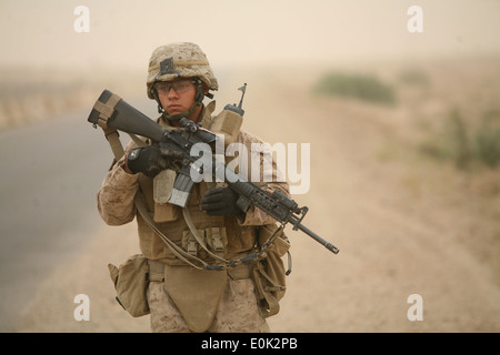 U.S. Marine Lance Cpl. Johnathan Bruch mit 2nd Platoon, Alpha Company, 1. Bataillon, 7. Marineregiment Patrouillen unten eine stre Stockfoto