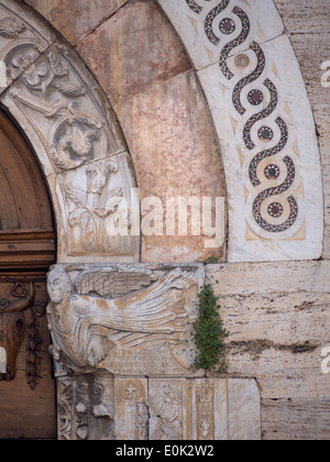Bevagna, Umbrien, Italien; Detail des Portals der romanischen Kirche von San Michele Arcangelo in Piazza Silvestri Stockfoto