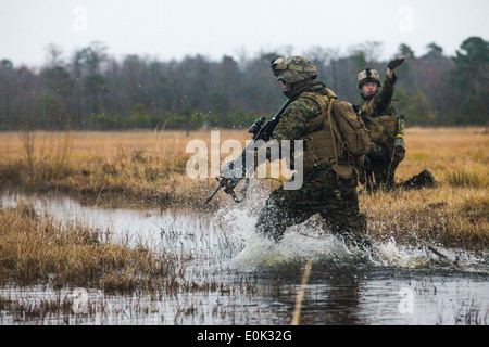 Eine Marine mit Echo Company, 2. Bataillon, 6. Marine Regiment, verweigert eine Wasserpfütze halten ihn aus Dienstlei Stockfoto