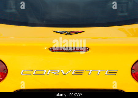 Chevrolet Corvette Name auf gelben Boot, klassisch amerikanische Sportwagen Stockfoto