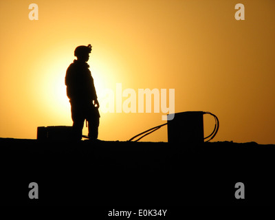 U.S. Marine CPL. Jose Ford hält Wache über die Alamo auf Lager Ramadi, Irak, Juni 2. Sicherheit wird bei Alamo für ein u gebucht. Stockfoto