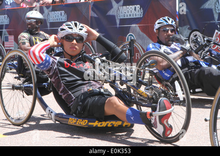 CPL. Marcus Chischilly mit verwundeten Krieger Bataillon West, bereit Linien oben an der Startlinie in der 10 k Hand-Cycl konkurrieren Stockfoto