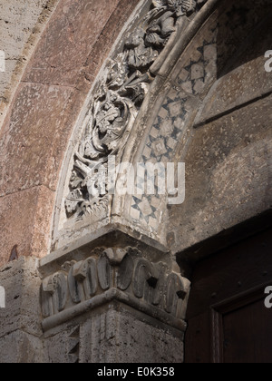 Bevagna, Umbrien, Italien; Detail des Portals der Kirche von San Silvestro auf dem Hauptplatz Stockfoto