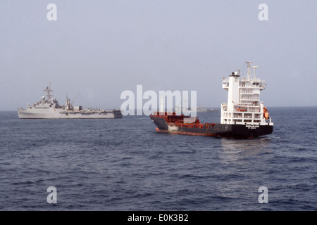 Kombinierte Maritime Task Force 151 Flaggschiff, TCG Gökçeada, Hintergrund, eine türkische Fregatte und USS Dubuque, links, warten, als US-M Stockfoto