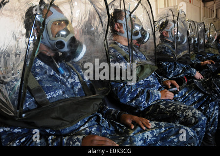 Petty Officer 3rd Class Tilford Breedlove Luftfahrt Bootsmann Mate (Handling) (links), Petty Officer 1st Class Joe Flores, Av Stockfoto