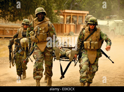 Seabees, Naval Mobile Bau-Bataillon 40 zugewiesen führen einen mass Casualty Bohrer am 4. Okt. um Fort Hunter Liggett, Calif. Stockfoto