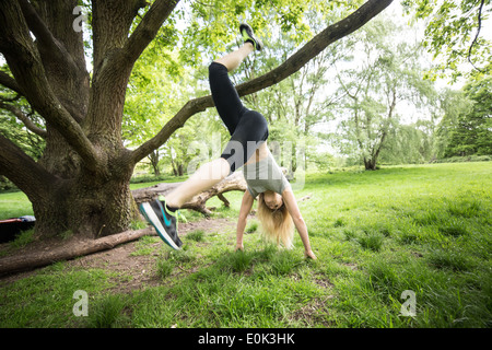 Blonde Dame tragen schwarze Leggings und eine graue Ernte Ausübung auf Hampstead Heath. Stockfoto