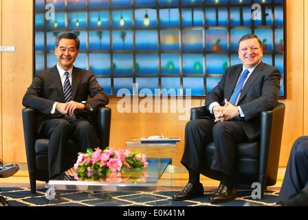 Brüssel, Belgien. 15. Mai 2014. European Commission President Jose Manuel Barroso (R) trifft sich mit Leung Chun-Ying, Chief Executive of China Hong Kong Special Administrative Region im EU-Hauptquartier in Brüssel, Hauptstadt von Belgien, 15. Mai 2014. © Gong Bing/Xinhua/Alamy Live-Nachrichten Stockfoto