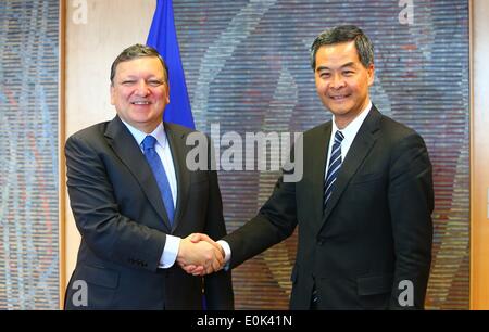 Brüssel, Belgien. 15. Mai 2014. Europäischen Kommission Präsident Jose Manuel Barroso (L) trifft mit Leung Chun-Ying, Chief Executive of China Hong Kong Special Administrative Region im EU-Hauptquartier in Brüssel, Hauptstadt von Belgien, 15. Mai 2014. © Gong Bing/Xinhua/Alamy Live-Nachrichten Stockfoto