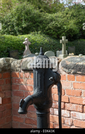 Die alte Gusseisen Dorf Wasserpumpe in Middleton Staffordshire. Stockfoto