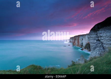 dramatische Feuer Sonnenaufgang über dem Felsen im Ozean, Etretat, Frankreich Stockfoto